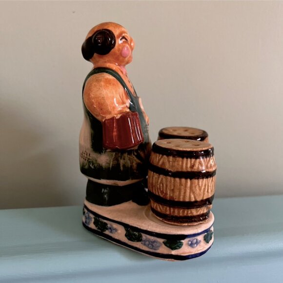 Vintage Bartender with Kegs Salt & Pepper 3 piece set Antique - Picture 3 of 9